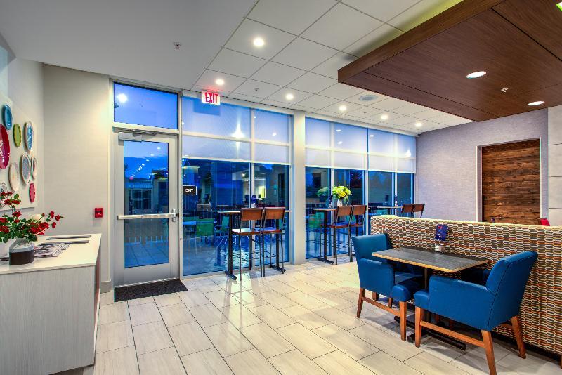 Holiday Inn Express & Suite Milroy - Reedsville Exterior foto